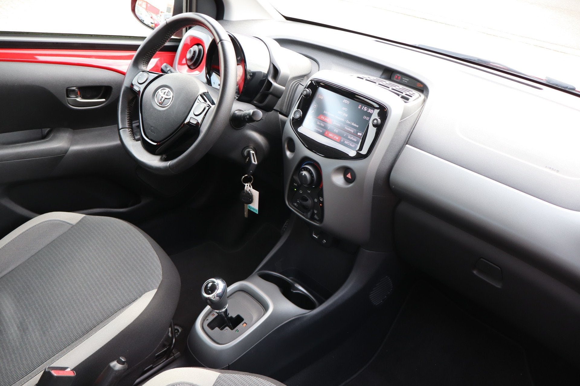 Toyota Aygo 1.0 VVT-i x-play Automaat Nederlandse auto/Apple, Auto's, 12 maanden, Stof, Gebruikt, 4 stoelen