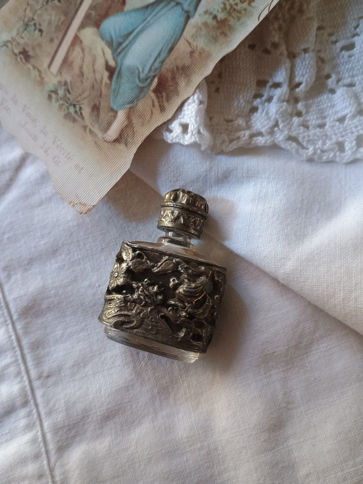 Klein oud parfumflesje  - vogeltje, Ophalen of Verzenden