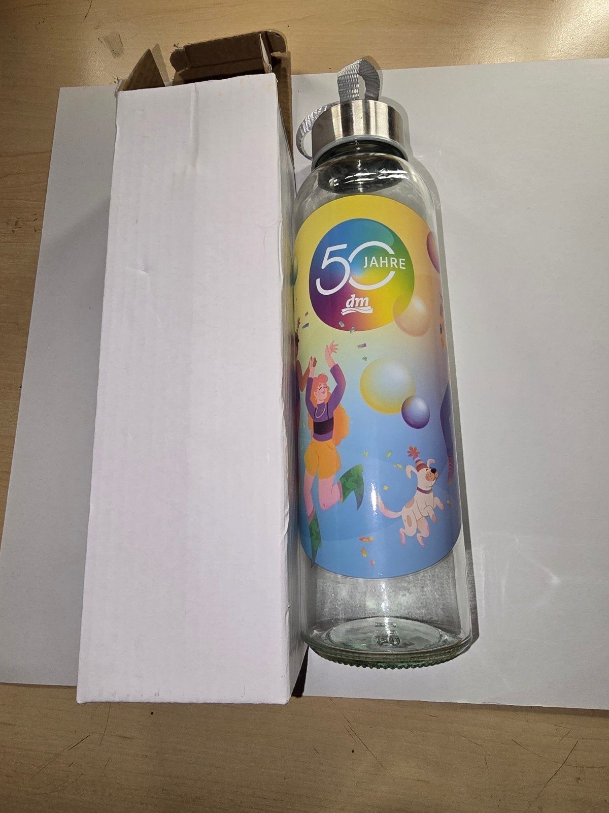 DM 50 Jaar Jubileum Glazen Drinkfles - Nieuw in Doos, Nieuw, Ophalen of Verzenden, Meerkleurig, Overige merken