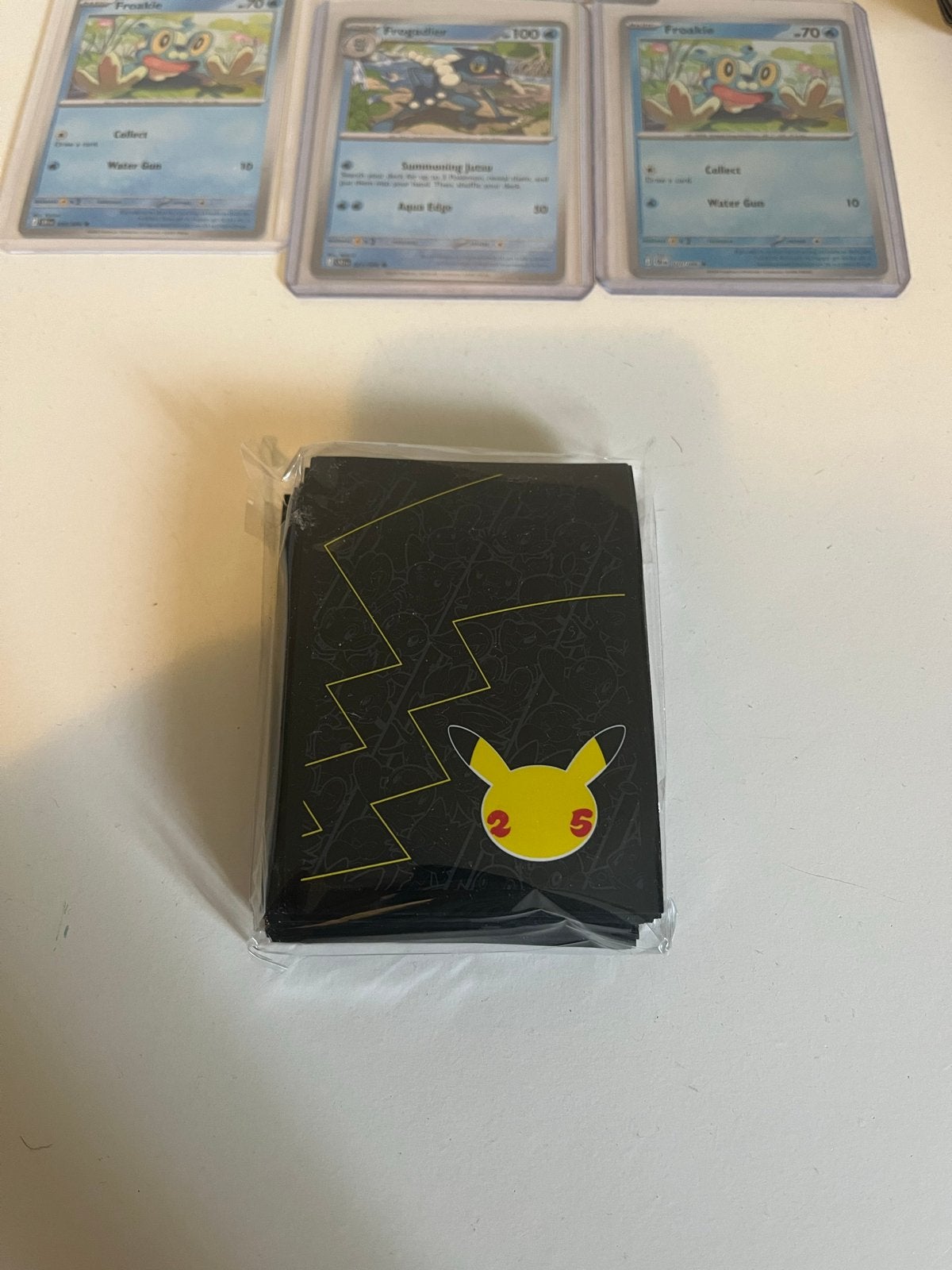 Pokémon 25th Anniversary Pikachu Card Sleeves (65 stuks), Ophalen of Verzenden, Nieuw, Sleeves of Kaarthoesjes