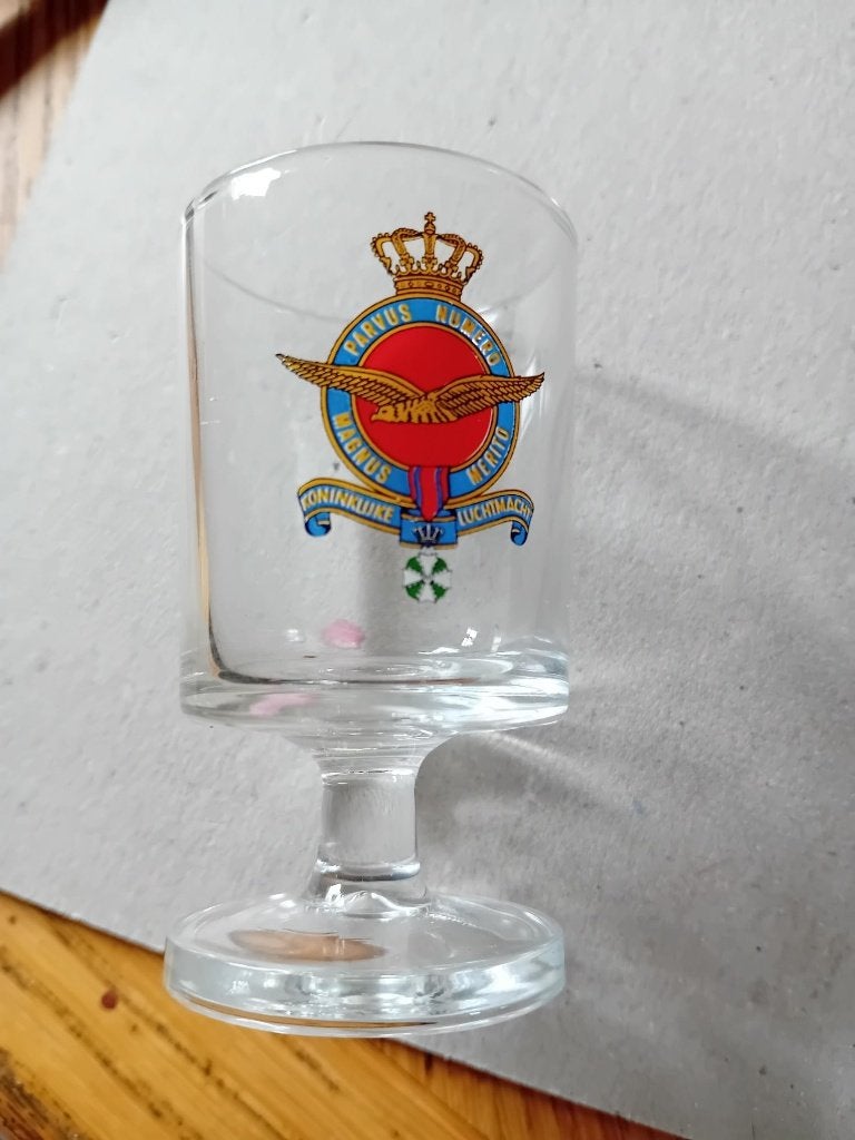 Koninklijke Luchtmacht borrelglas op voet, Verzamelen, Militaria | Algemeen, Ophalen of Verzenden, Landmacht, Nederland, Embleem of Badge