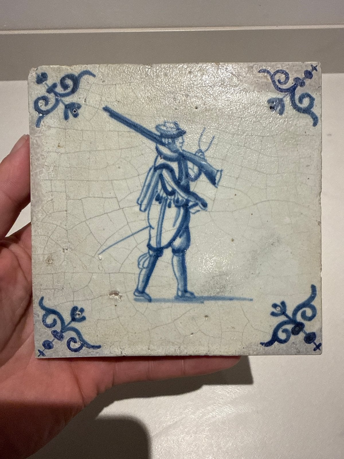 Zeldzame 17e-eeuwse Delfts blauwe tegel met musketier, Ophalen of Verzenden
