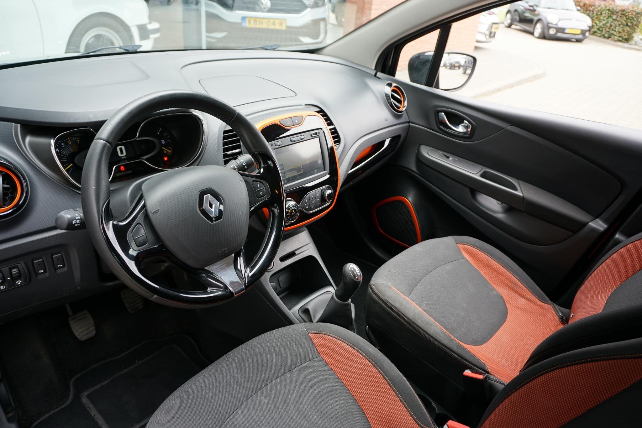 Renault Captur 0.9 TCe Dynamique + NAVIGATIE / TREKHAAK / PD, Voorwielaandrijving, 898 cc, Stof, Euro 6