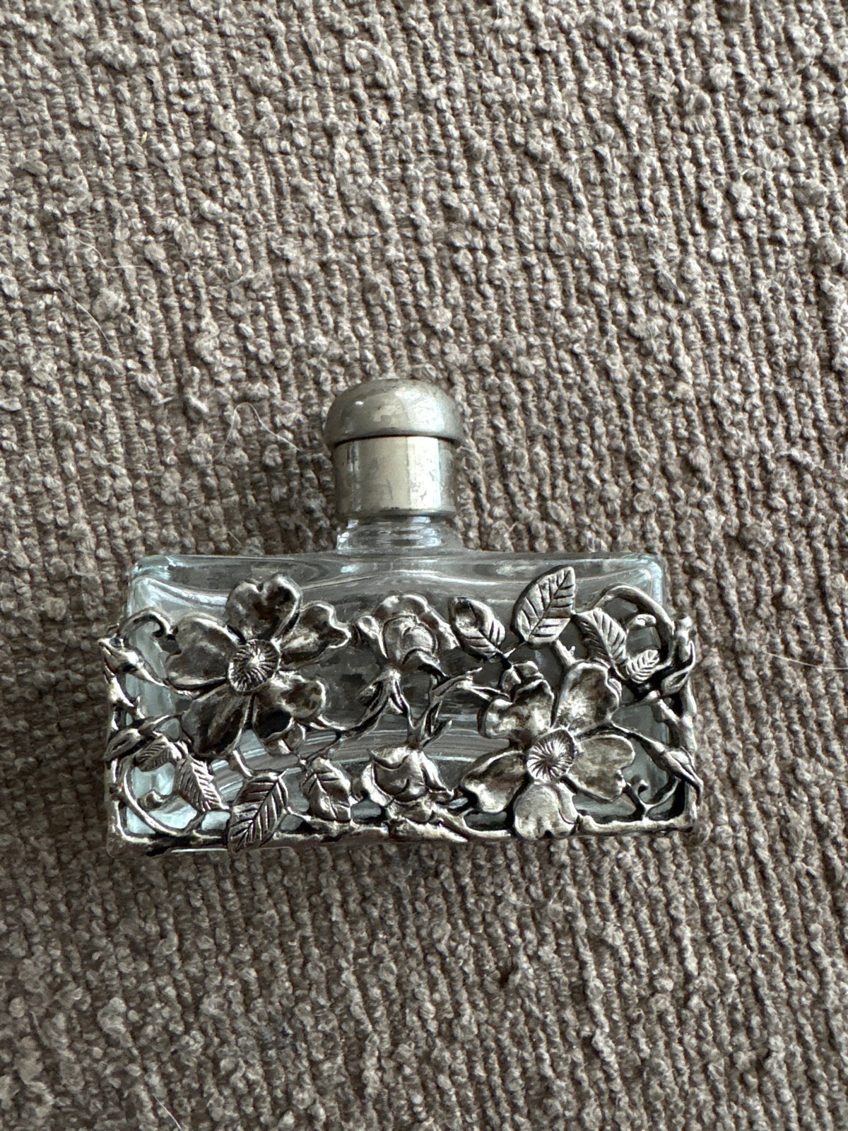 Antieke parfumfles met zilver kleurig  bloemendecoratie, Ophalen of Verzenden