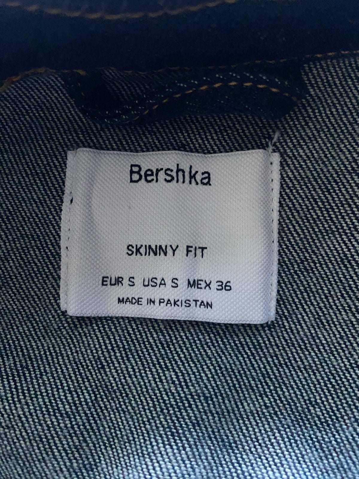 Nieuw: Bershka spijkerjas (Skinny Fit) - Maat S, Kleding | Heren, Ophalen of Verzenden, Nieuw, Maat 46 (S) of kleiner, Blauw