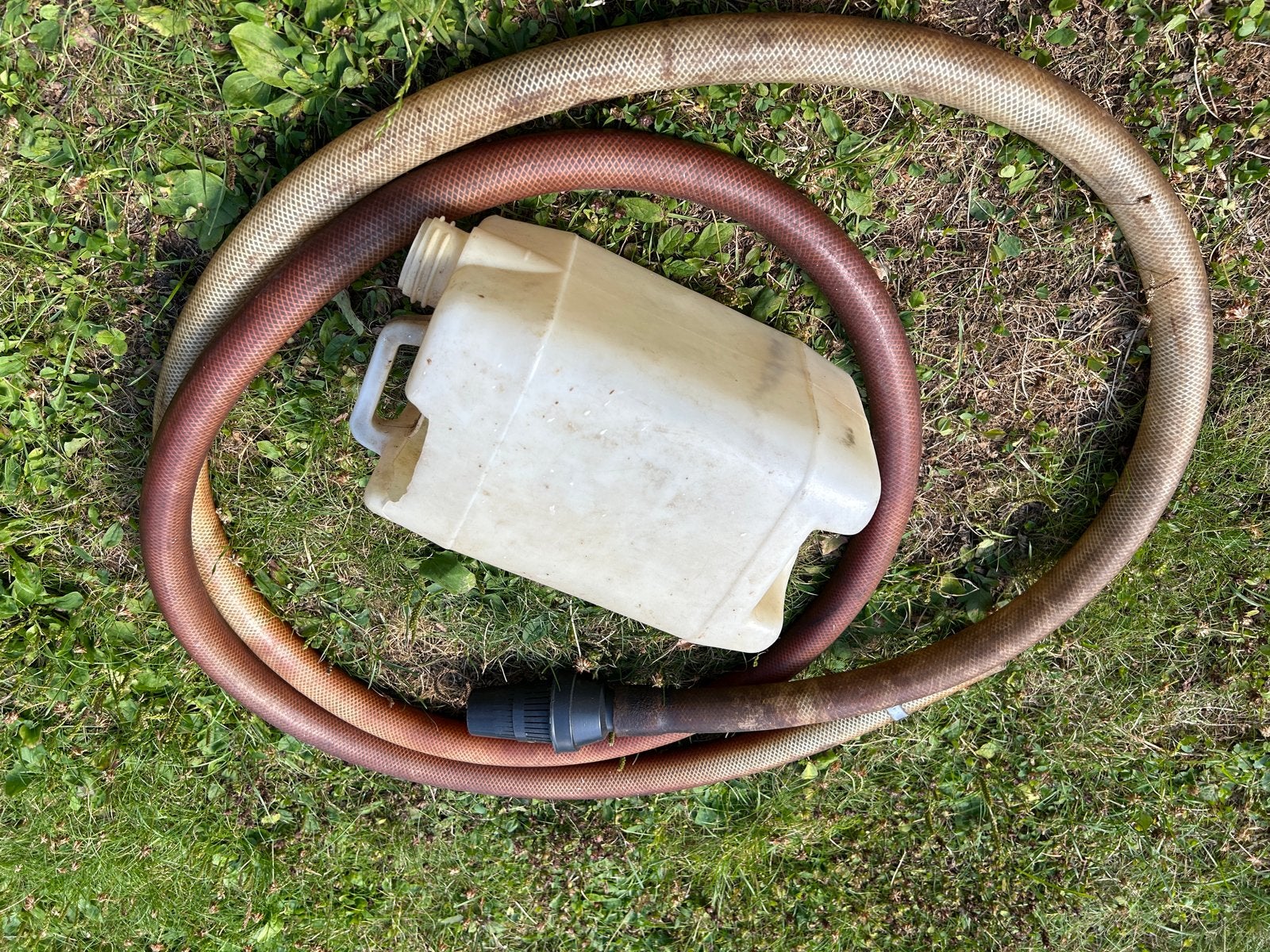 Gebruikte waterpomp met slangen en jerrycan, Ophalen, Gebruikt, Elektrisch, Beregeningspomp