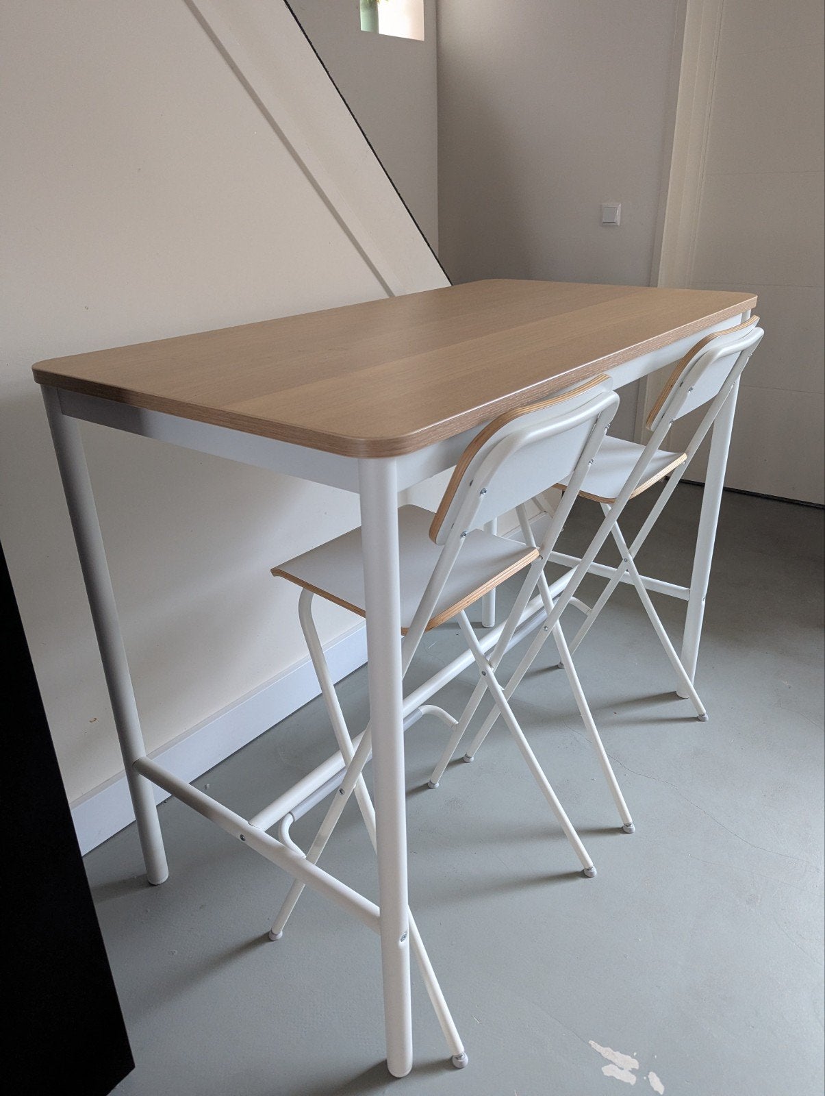 IKEA TOMMARYD statafel met 2 FRANKLIN barkrukken (opvouwbaar, Ophalen, Met voetsteun, 60 tot 90 cm, Zo goed als nieuw