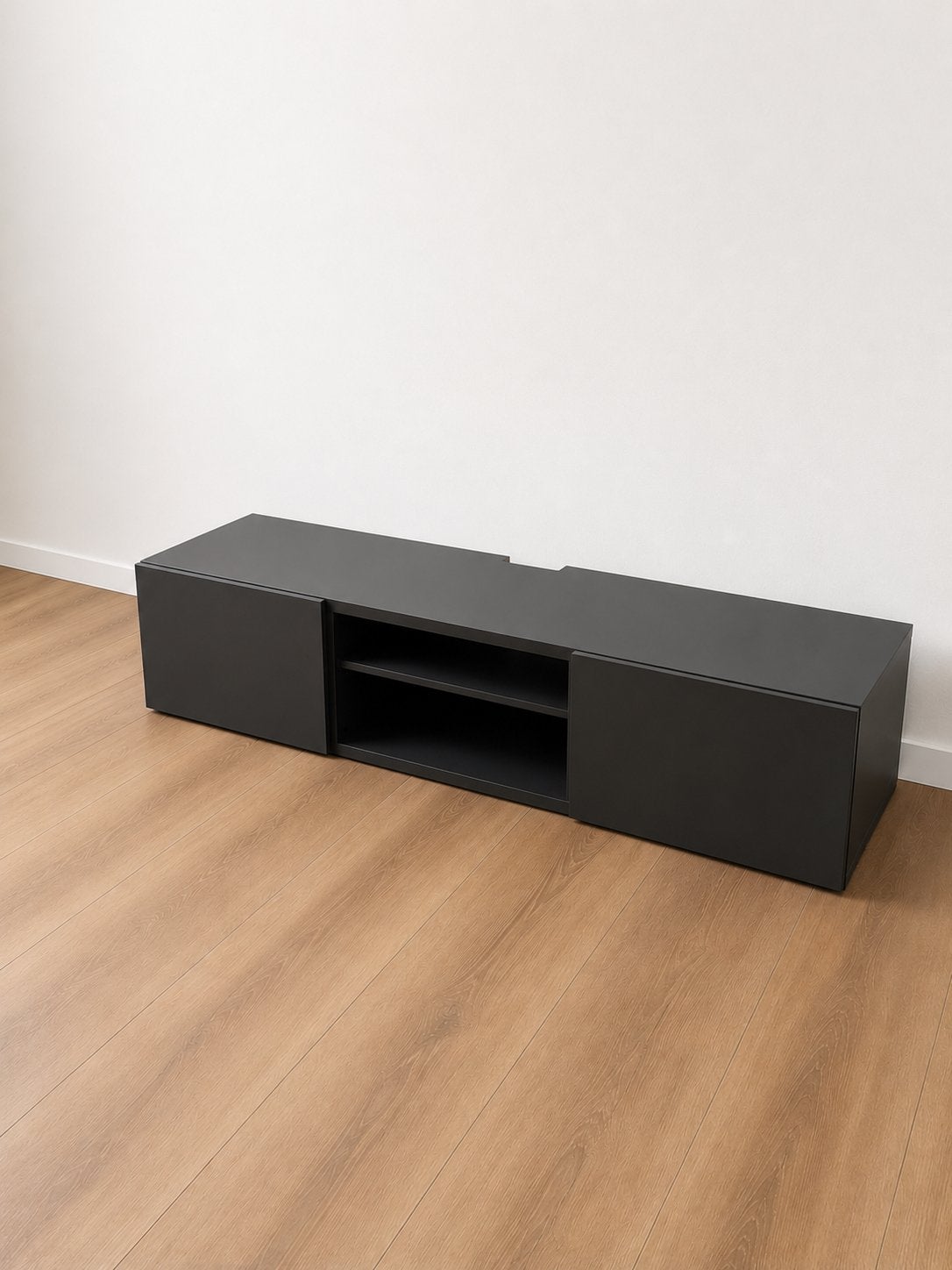 Modern zwart tv-meubel met opbergruimte, 150 tot 200 cm, Ophalen of Verzenden, Zo goed als nieuw, Minder dan 100 cm