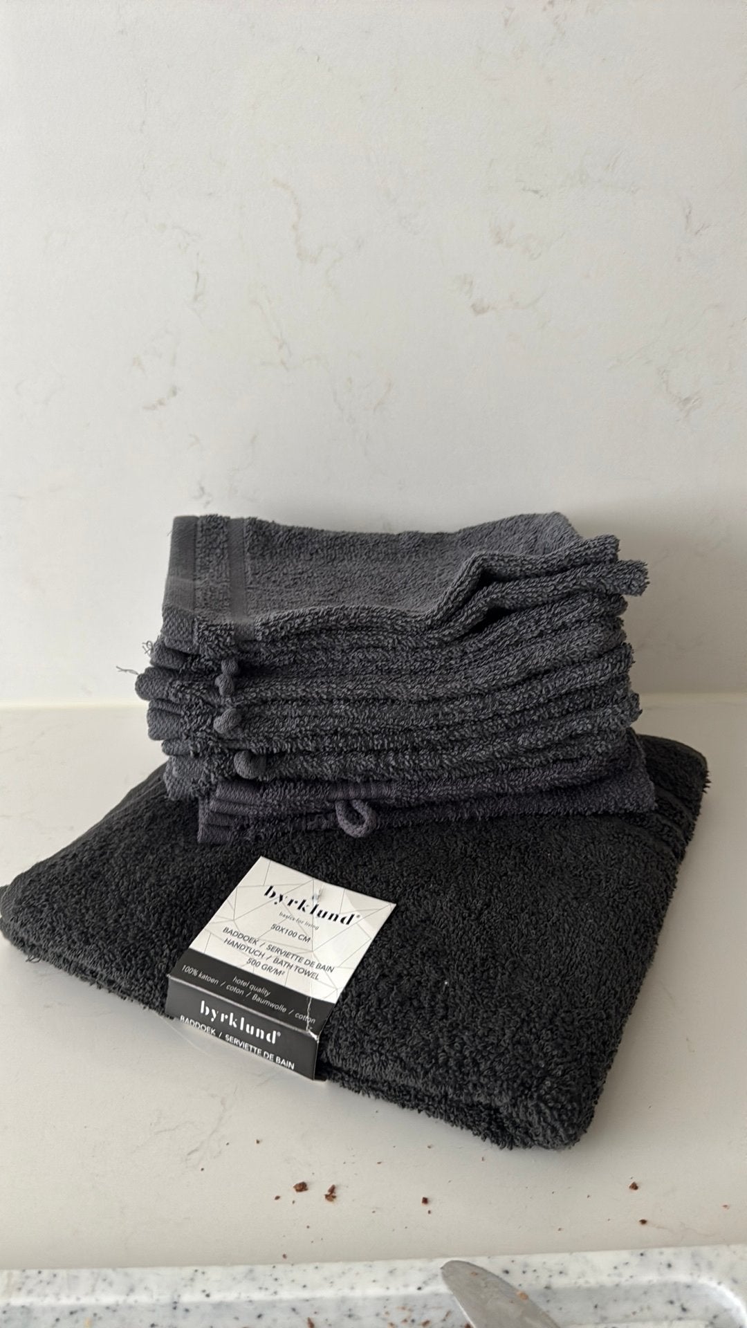 Prachtig nieuw badtextiel in de kleur donkergrijs, Overige merken, Handdoek, Nieuw, Ophalen of Verzenden