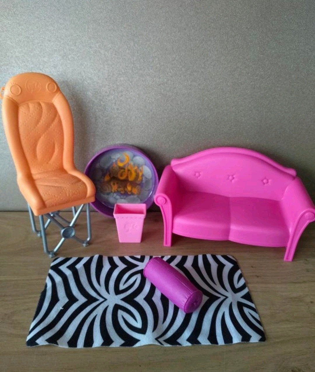 Barbie meubels set: bank, stoel, kampvuur, kleed en meer, Verzenden, Zo goed als nieuw, Barbie