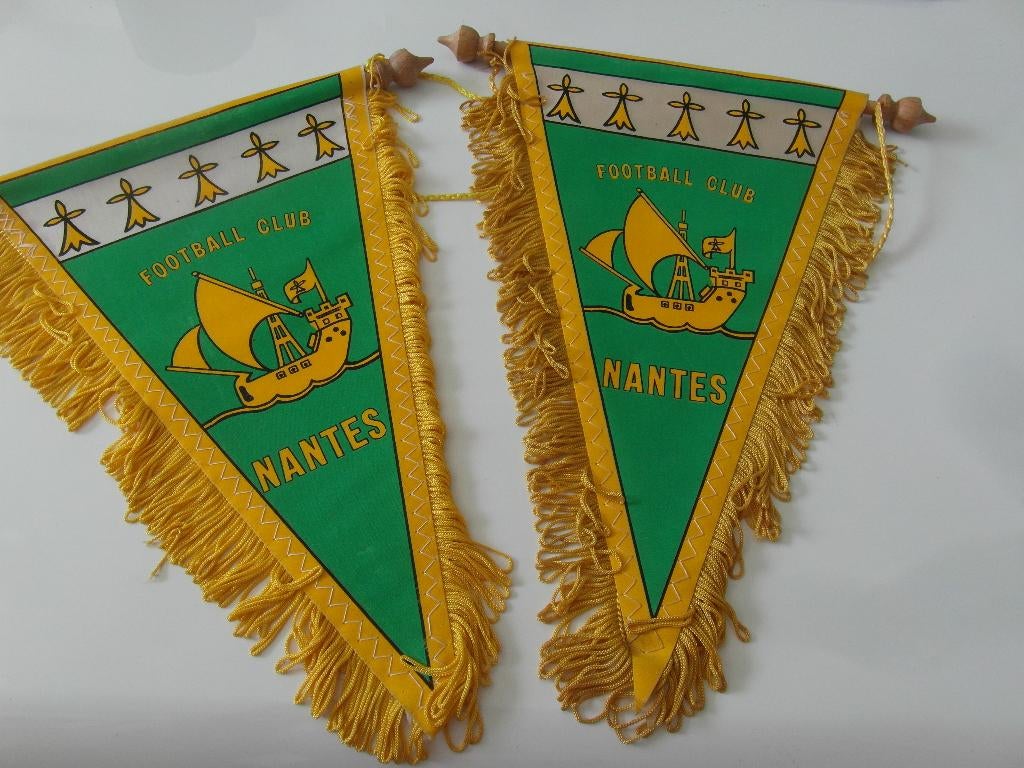 voetbal vaantjes fc nantes 2x frankrijk france 1978 serie, Ophalen of Verzenden, Zo goed als nieuw, Buitenlandse clubs, Vaantje of Sjaal