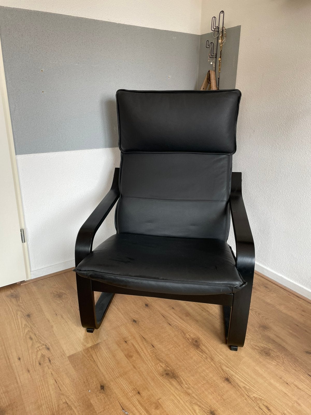 Leuke stoel / fauteuil in zwart hout en zwart leer, Huis en Inrichting, Fauteuils, Ophalen, Zo goed als nieuw, Leer, 50 tot 75 cm
