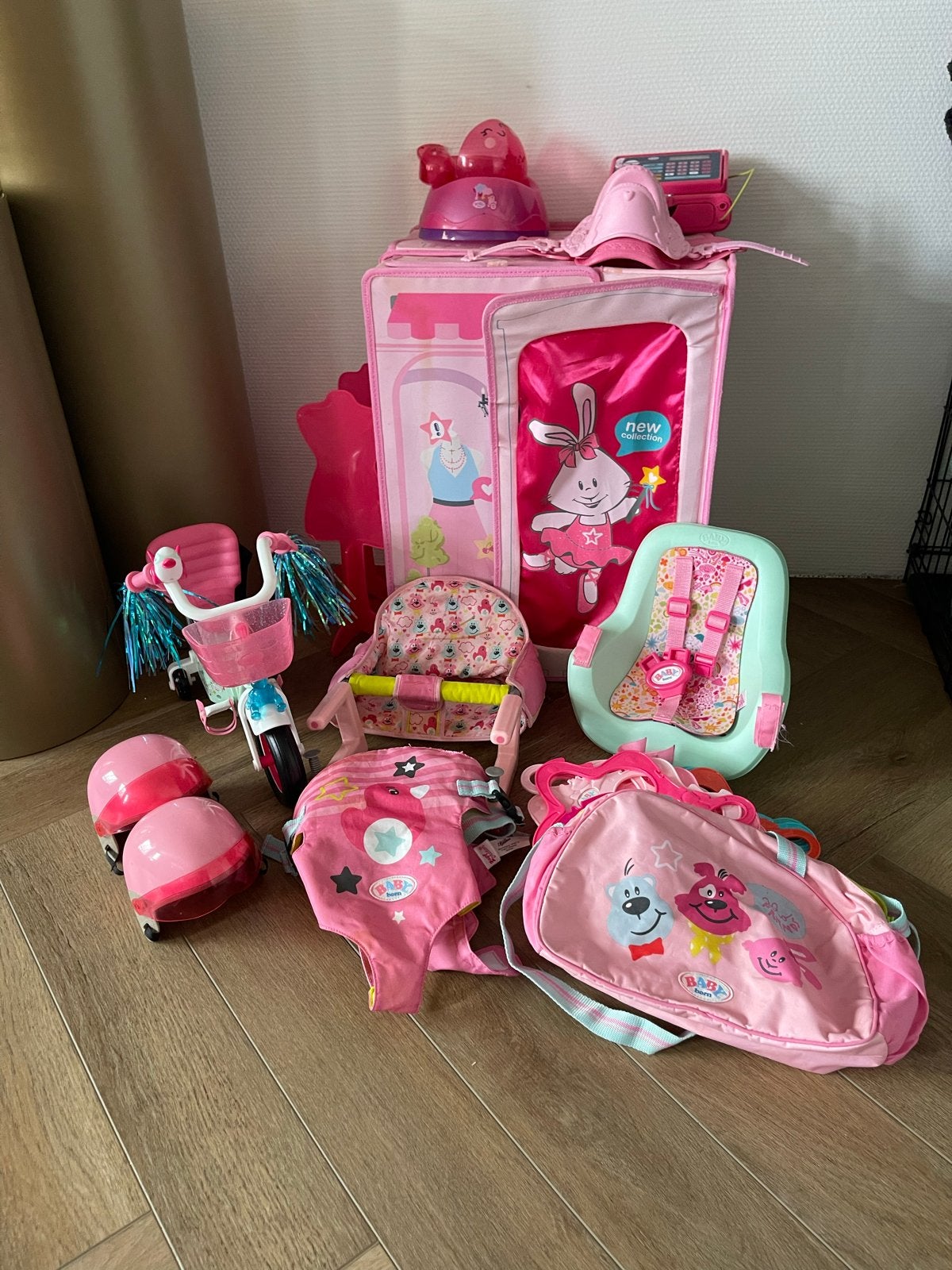 Grote Baby Born speelgoedset: kledingkast, fiets, draagzak, Ophalen of Verzenden, Gebruikt, Babypop