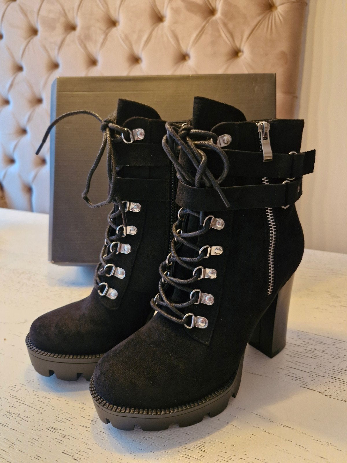 Nieuwe zwarte SUEDE Laarzen met hoge hak, maat 6 (39), Ophalen, Hoge laarzen, Zwart, Nieuw