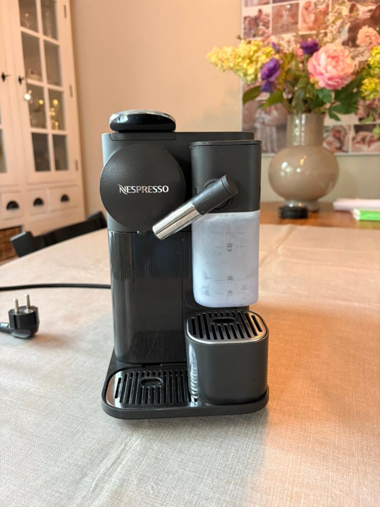 Nespresso Latissima One, Ophalen of Verzenden, Gebruikt, Koffiemachine