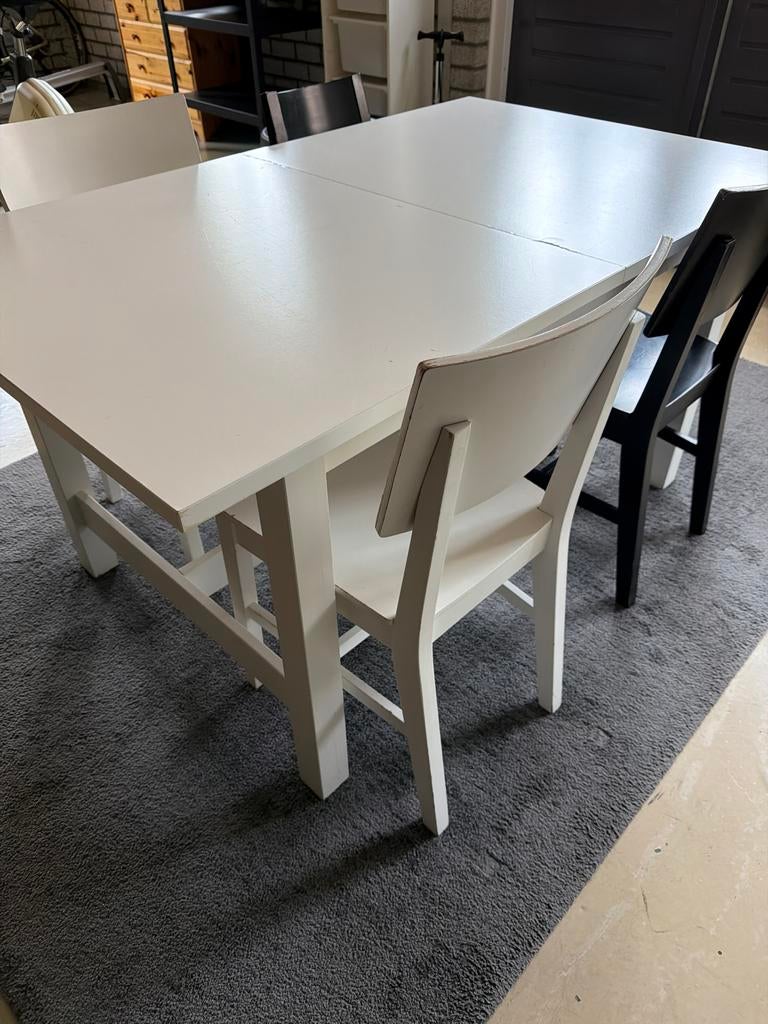 Uitschuifbare eettafel wit - ikea inclusief vier stoelen, Huis en Inrichting, Tafels | Eettafels, Ophalen, Gebruikt, 100 tot 150 cm