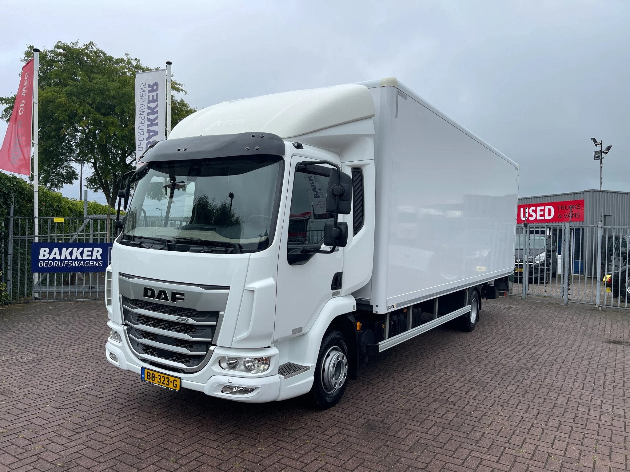 DAF XB 210 * 2024 * - Laadbak 730 - Laadklep 1500 kg, Auto's, Vrachtwagens, Automaat, Achterwielaandrijving, Euro 6, Wit