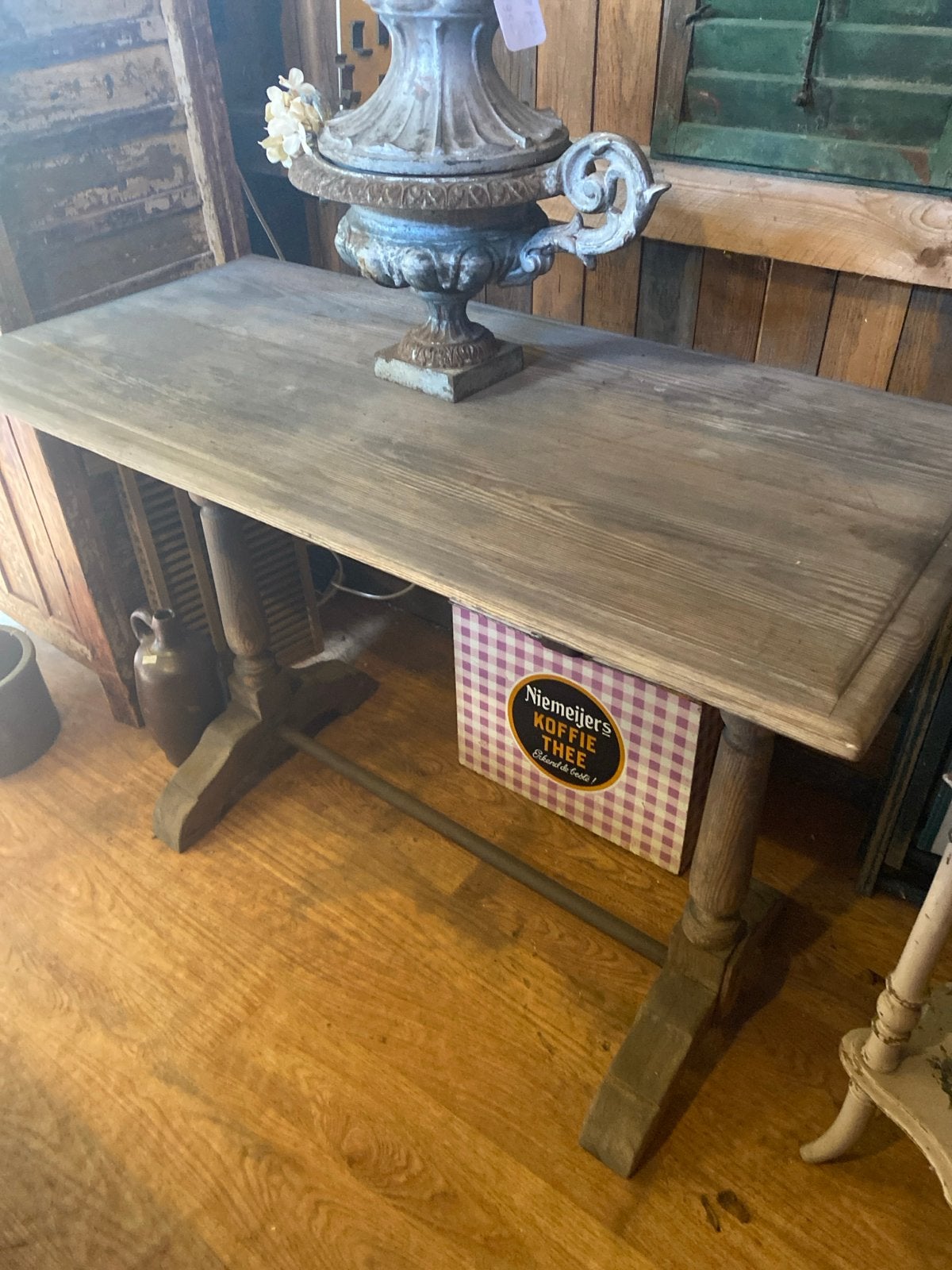 Sidetable hout met ijzer, vergrijsd - H 77, B 110,5 D 53, Huis en Inrichting, Tafels | Sidetables, Ophalen, Gebruikt, 100 tot 150 cm