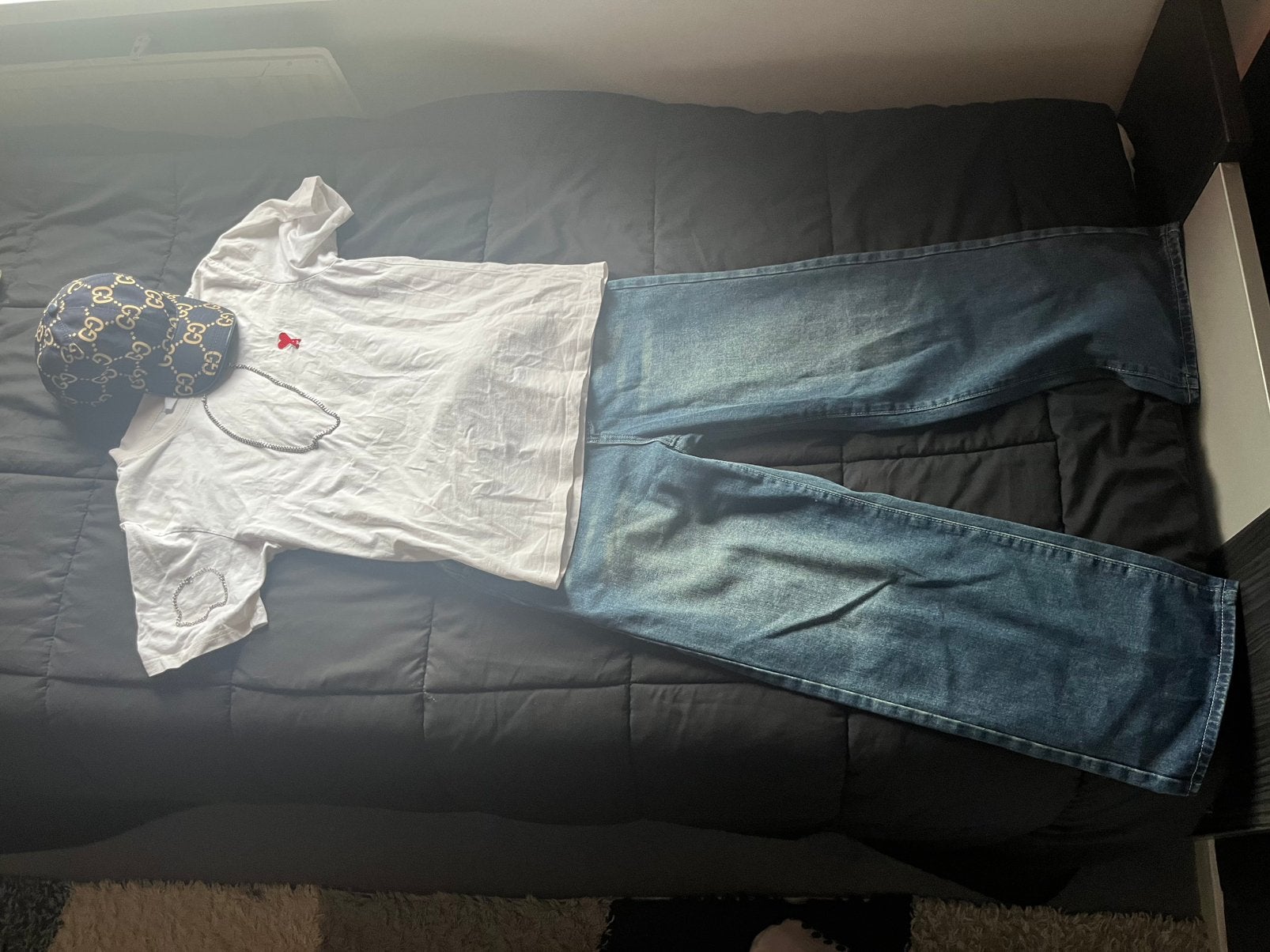 Gucci pet, wit T-shirt en blauwe jeans, Kleding | Heren, T-shirts, Gedragen, Overige maten, Blauw, Ophalen of Verzenden