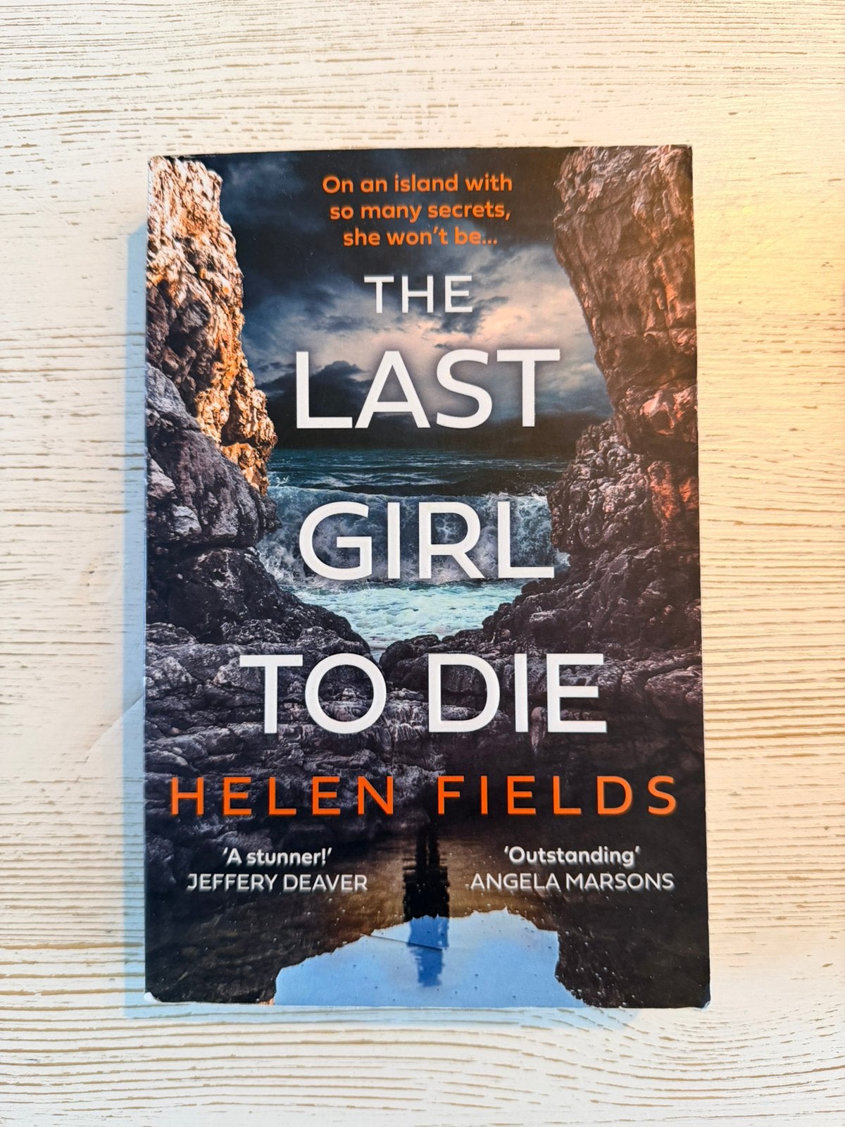 The last girl to die - Helen Fields (Engels), Ophalen of Verzenden, Zo goed als nieuw, Fictie