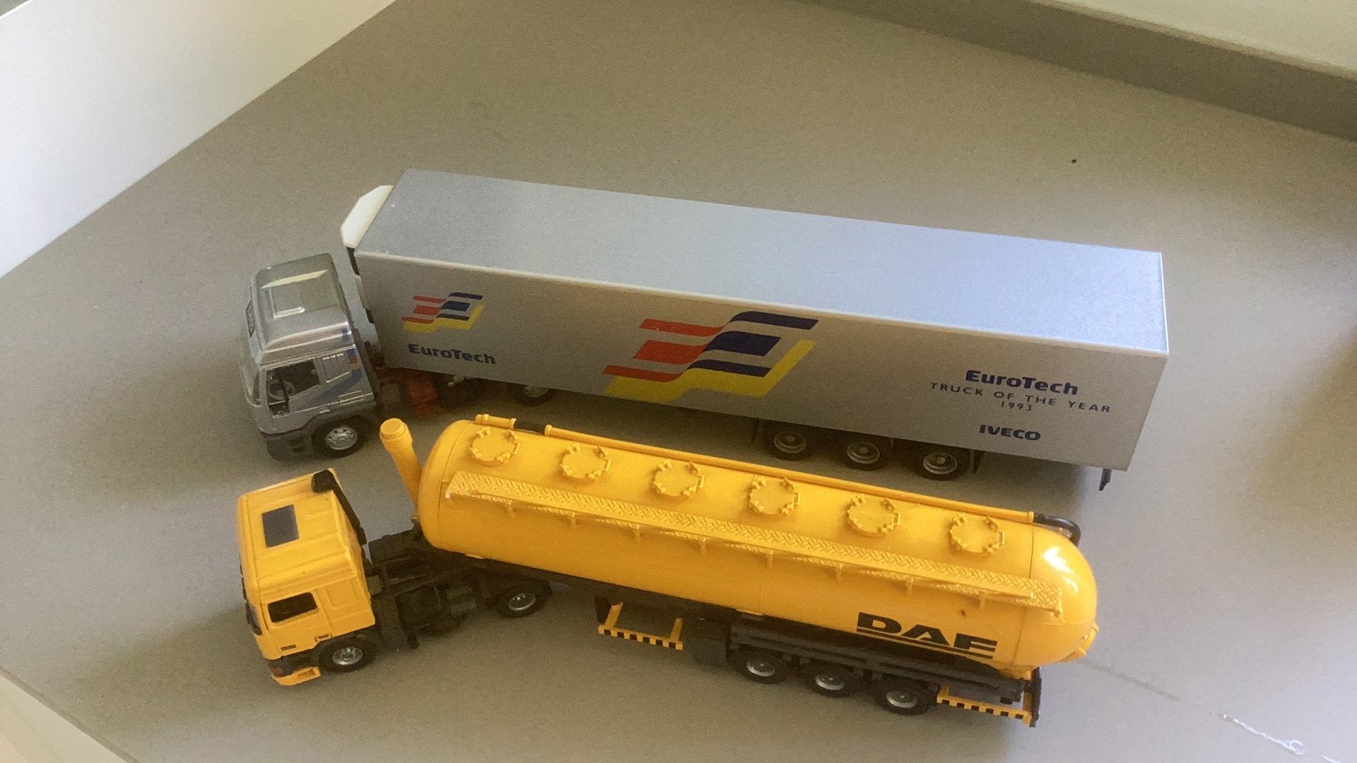 Model vrachtwagens: DAF tankwagen & IVECO oplegger, Kinderen en Baby's, Speelgoed | Speelgoedvoertuigen, Gebruikt, Ophalen