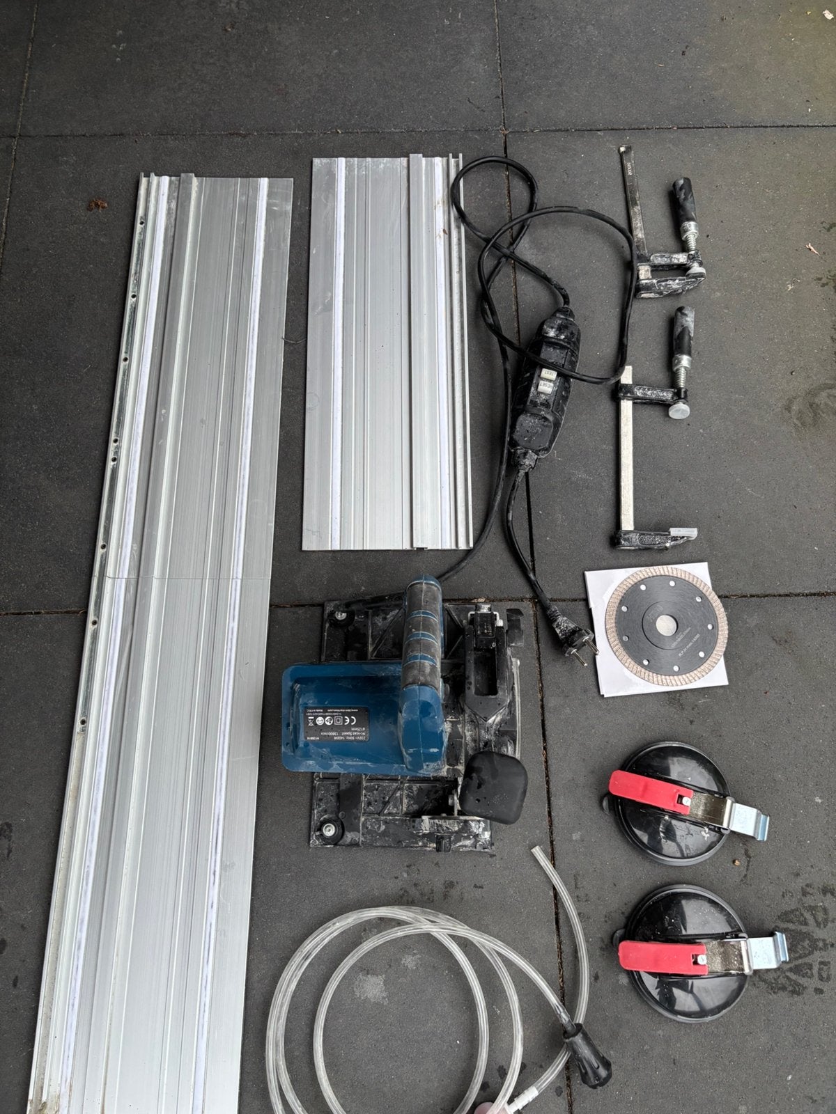 Tegelzaagmachine met geleider (watergekoeld), Ophalen of Verzenden, Gebruikt, 1000 watt of meer, Haakse handslijpmachine