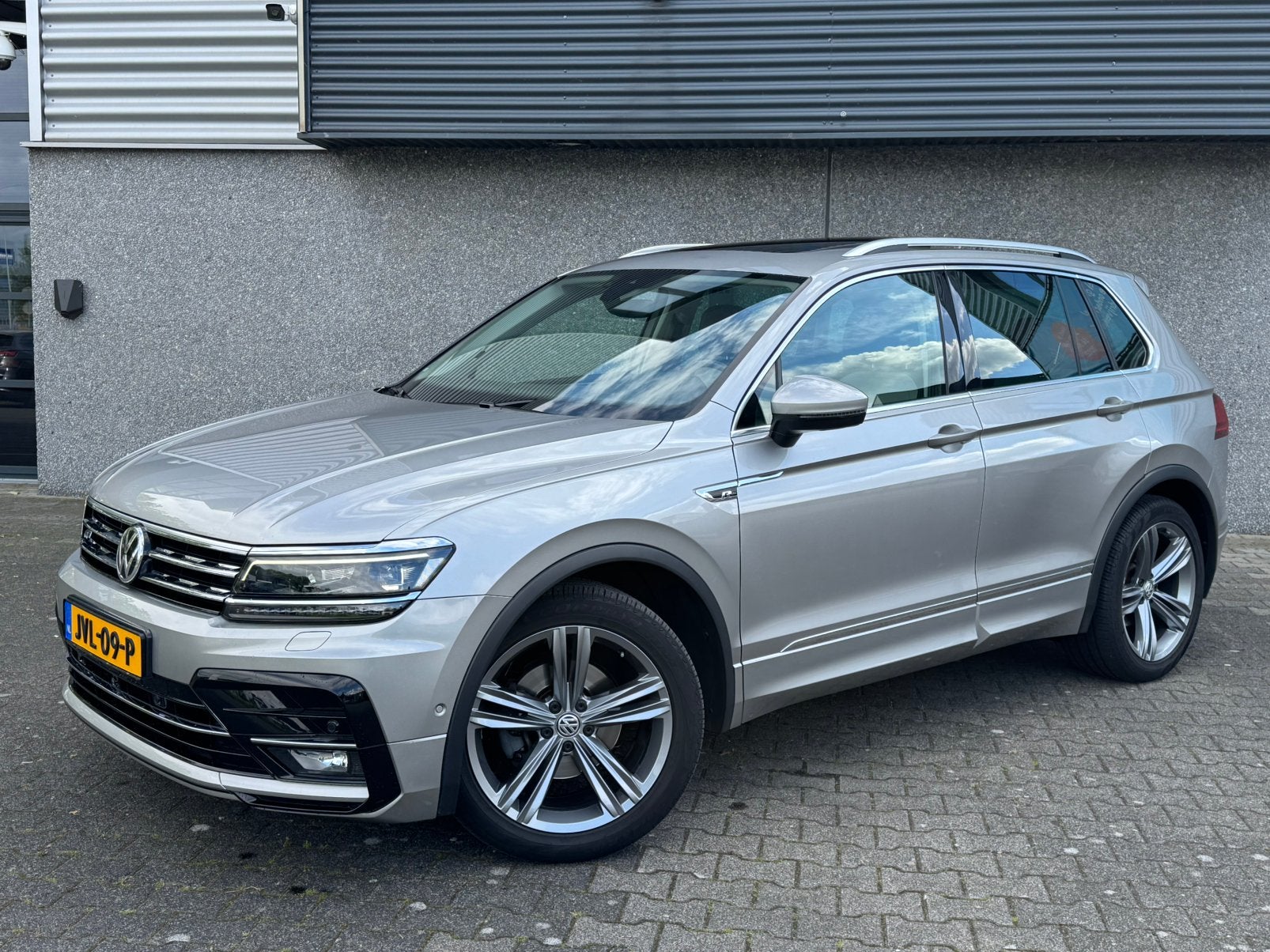 Volkswagen Tiguan 1.5 TSI R-Line I Pano I Leder I 360 Camera, Parkeerassistent, 4 cilinders, 150 pk, Leder