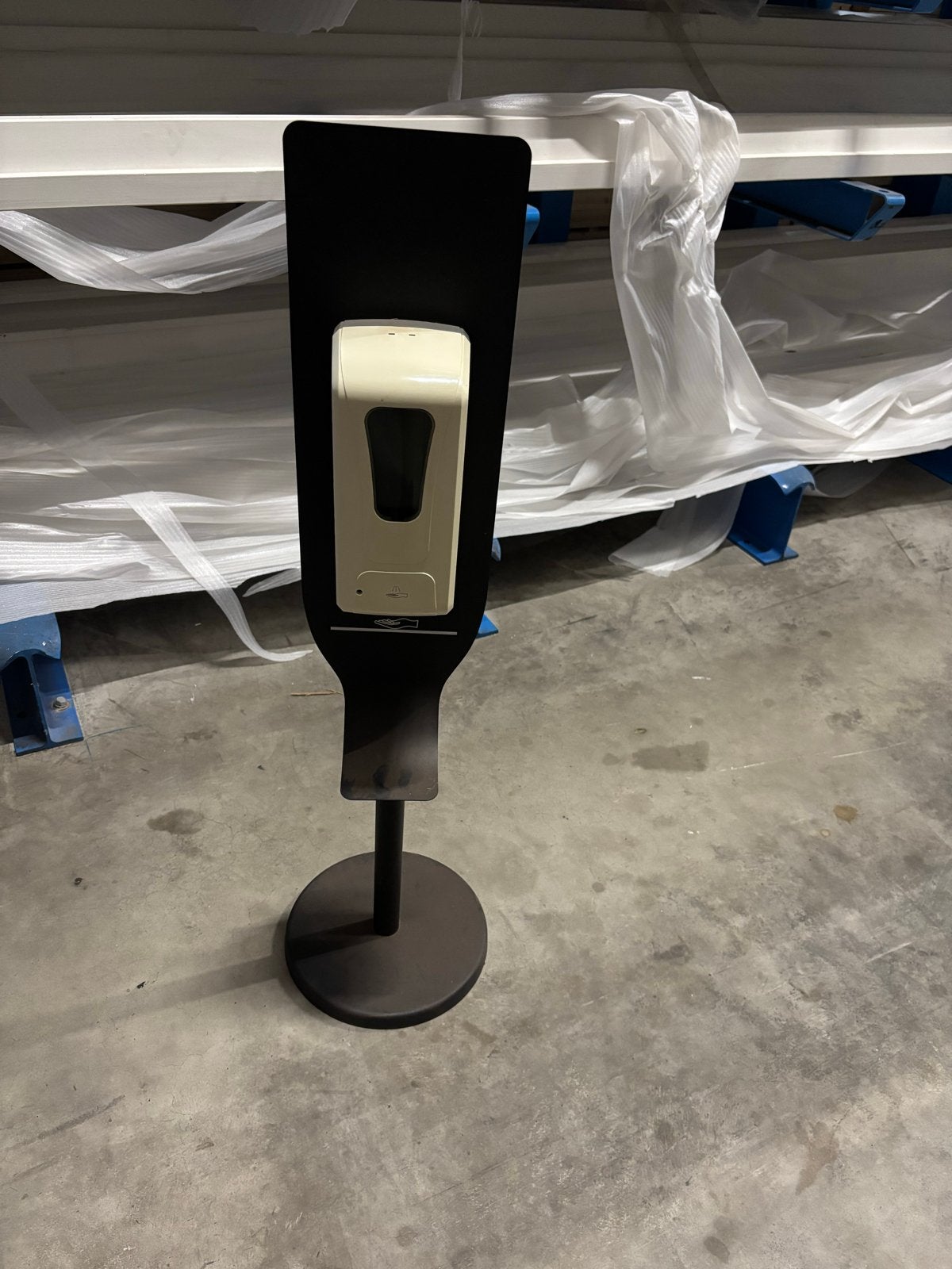 Desinfectiepaal met sensor dispenser, Ophalen