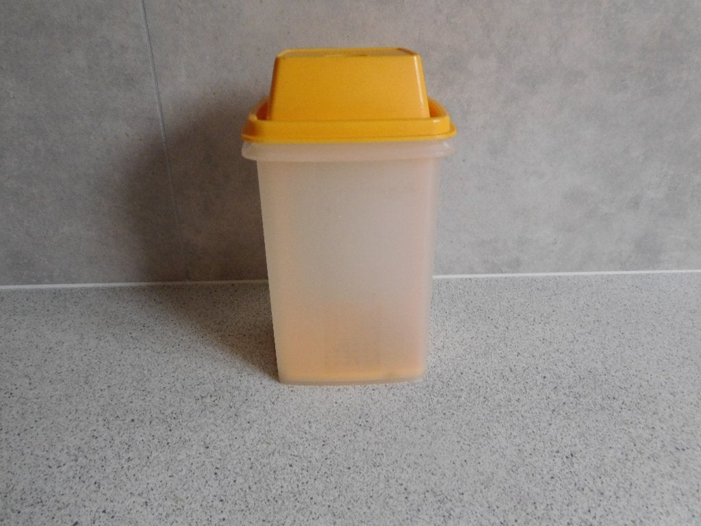 Tupperware Zuurpot met Lift Geel - 19 cm, Huis en Inrichting, Zuurpot, Geel, Ophalen of Verzenden, Zo goed als nieuw