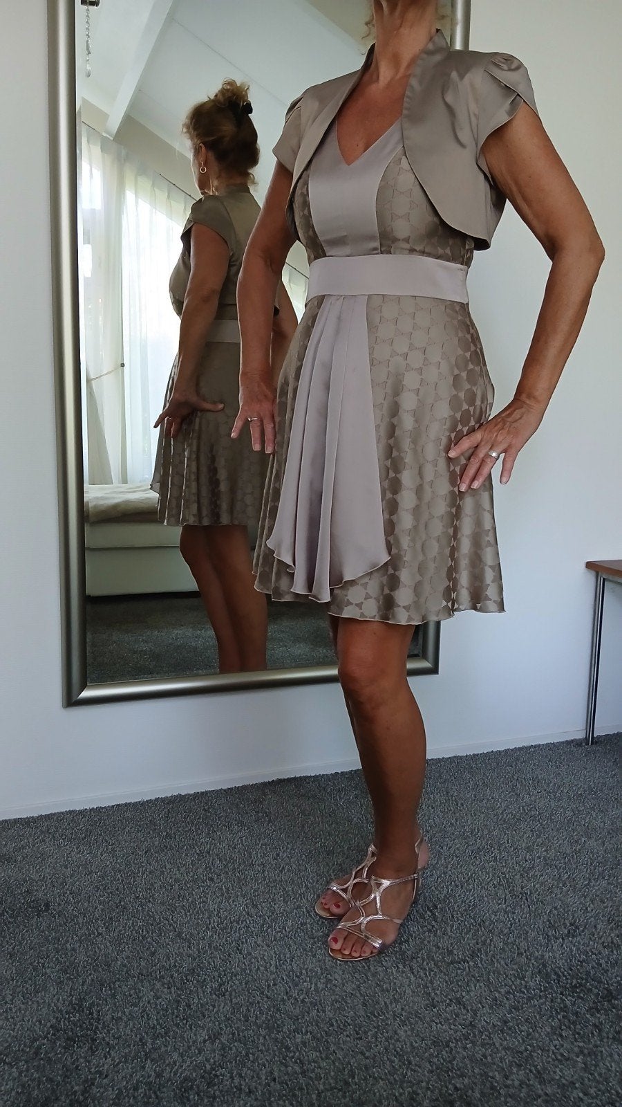 Chique beige jurk met bolero, maat 40_42, Beige, Maat 42/44 (L), Ophalen of Verzenden, Zo goed als nieuw