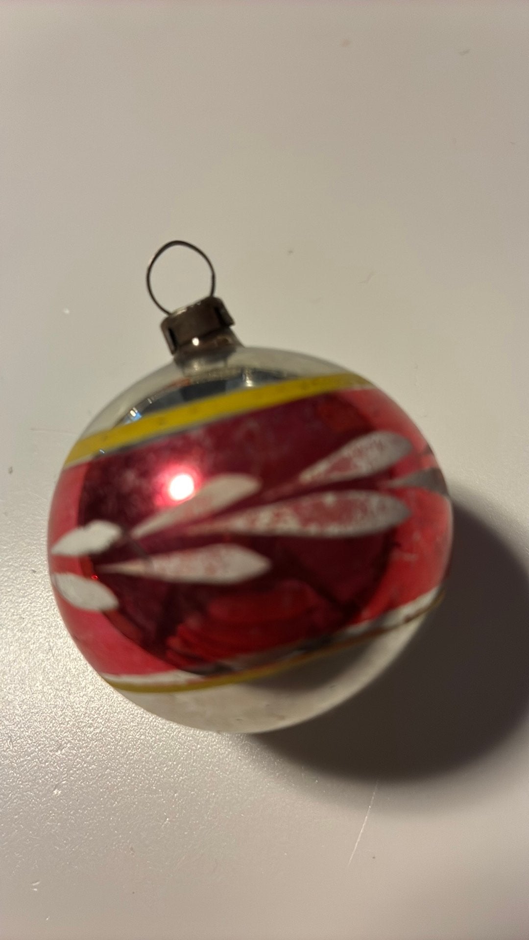 Vintage antieke kerstbal, rood geel feathertree, Ophalen of Verzenden, Zo goed als nieuw