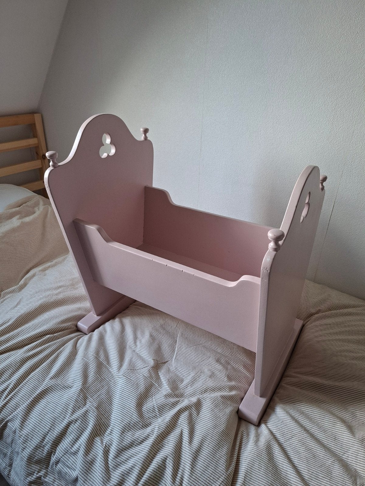 Houten poppenbedje, Kinderen en Baby's, Speelgoed | Poppen, Ophalen, Zo goed als nieuw, Babypop