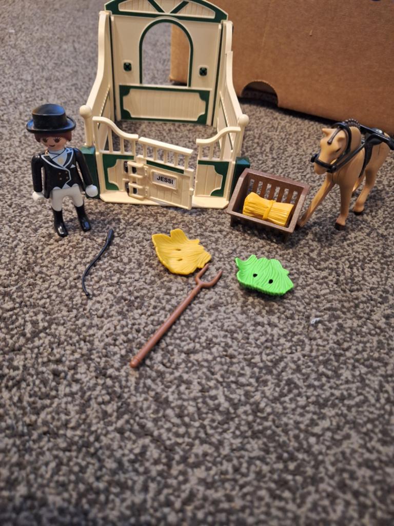 Playmobil set dressuurpaard met paarden stal, Kinderen en Baby's, Speelgoed | Playmobil, Ophalen of Verzenden, Zo goed als nieuw