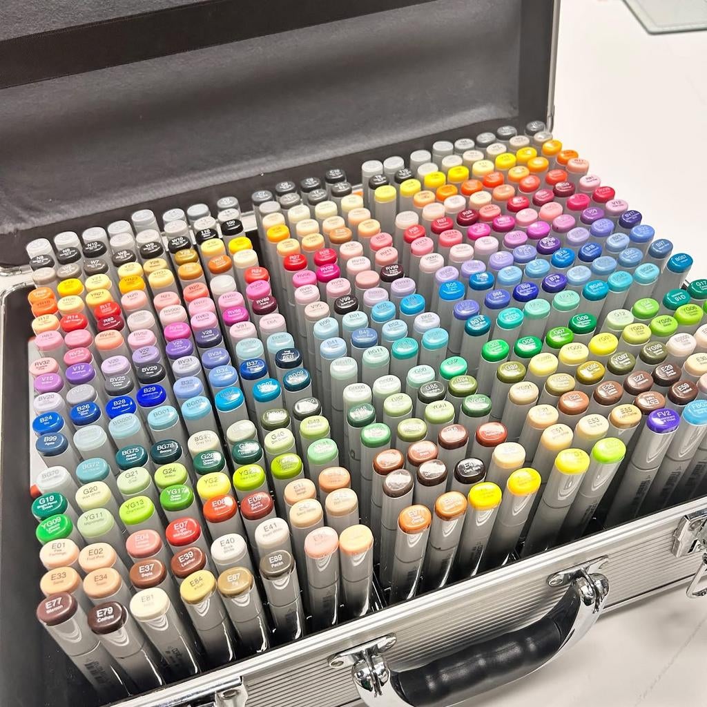 Grote set Copic markers in koffer, Hobby en Vrije tijd, Tekenen, Zo goed als nieuw, Potlood of Stift, Ophalen of Verzenden