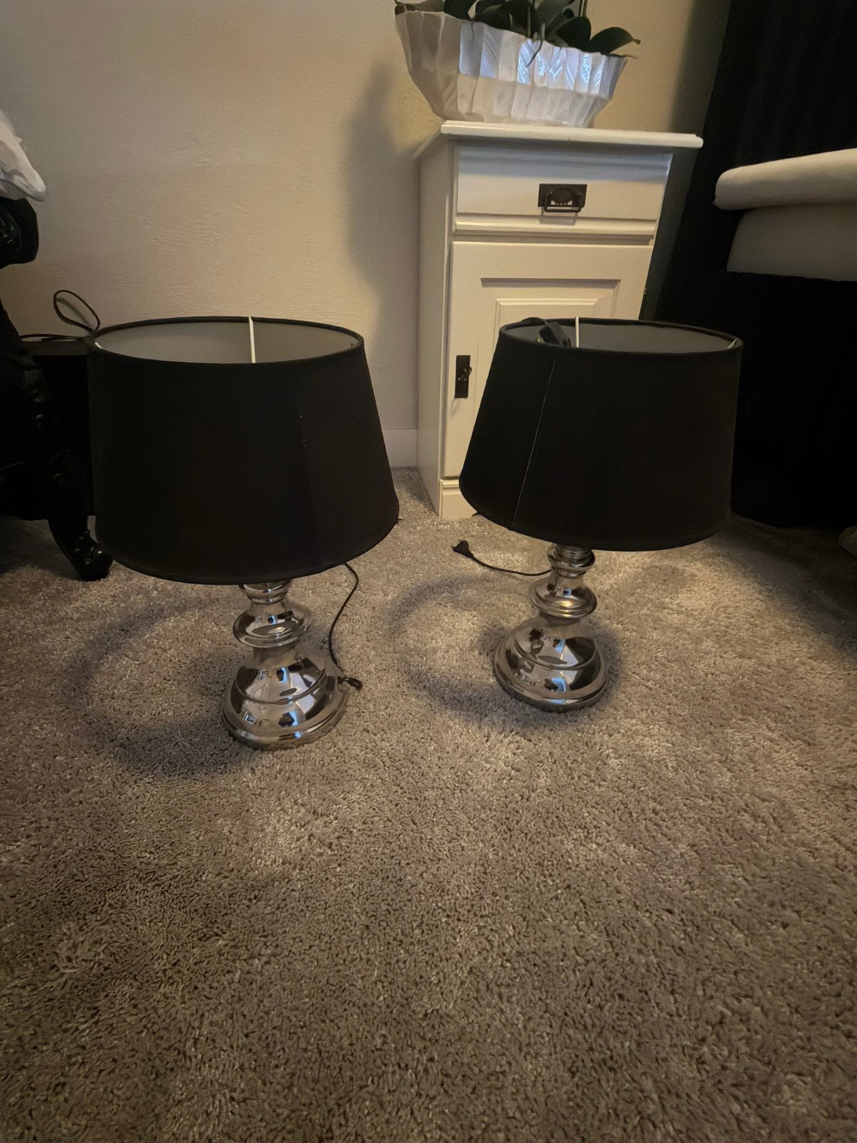 2 keer schemerlamp met zwarte kap, Zilver, Ophalen of Verzenden, Zo goed als nieuw, Schemerlamp