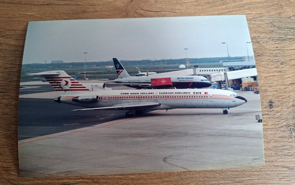 Foto Turkish Airlines THY vliegtuig op Schiphol, Ophalen of Verzenden, Gebruikt, Kaart, Foto of Prent