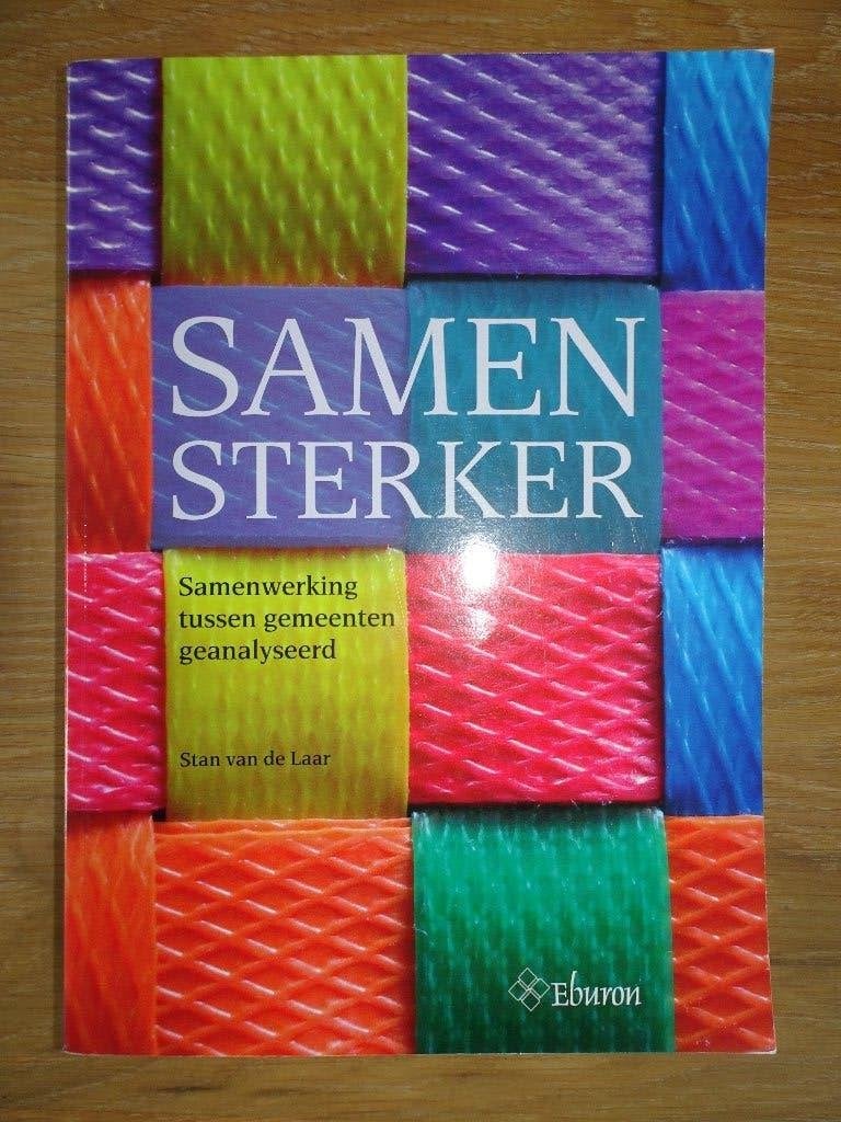 Samen Sterker: Samenwerking tussen gemeenten geanalyseerd, Ophalen of Verzenden, Zo goed als nieuw, Politiek en Staatkunde, Nederland