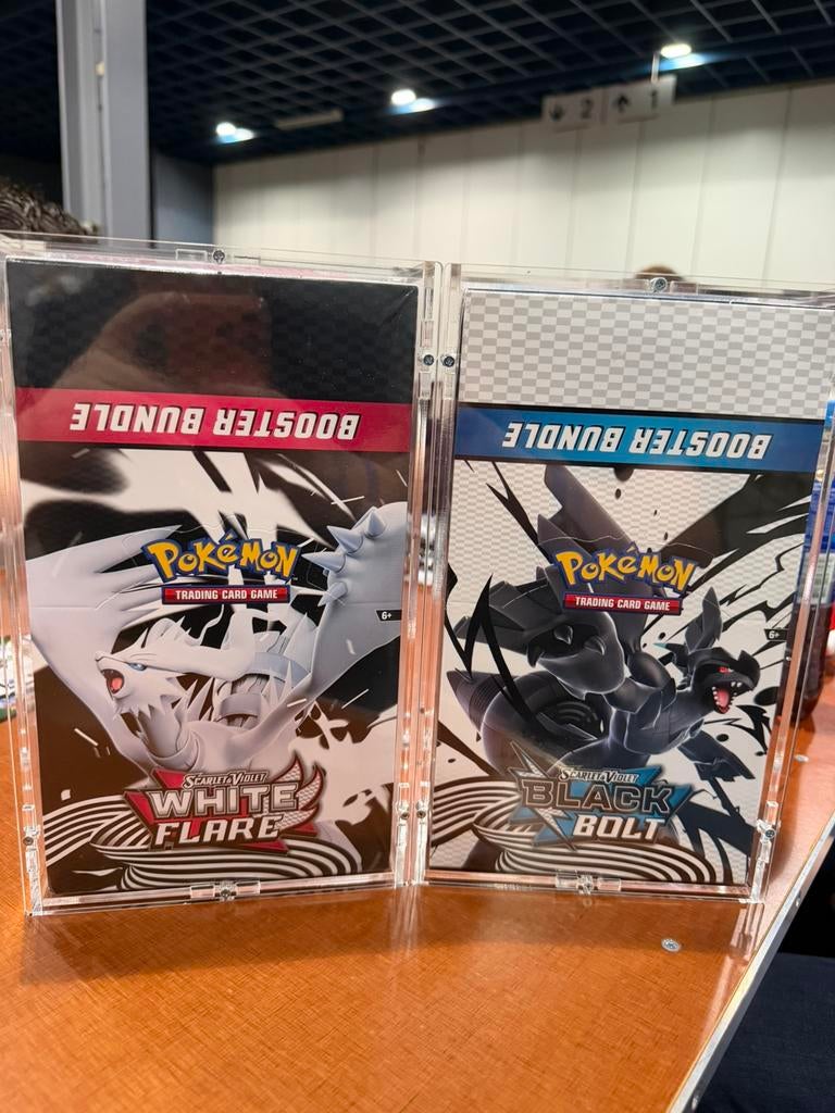 Black bolt & White flare booster bundle displays inc acryl, Ophalen of Verzenden, Zo goed als nieuw, Booster