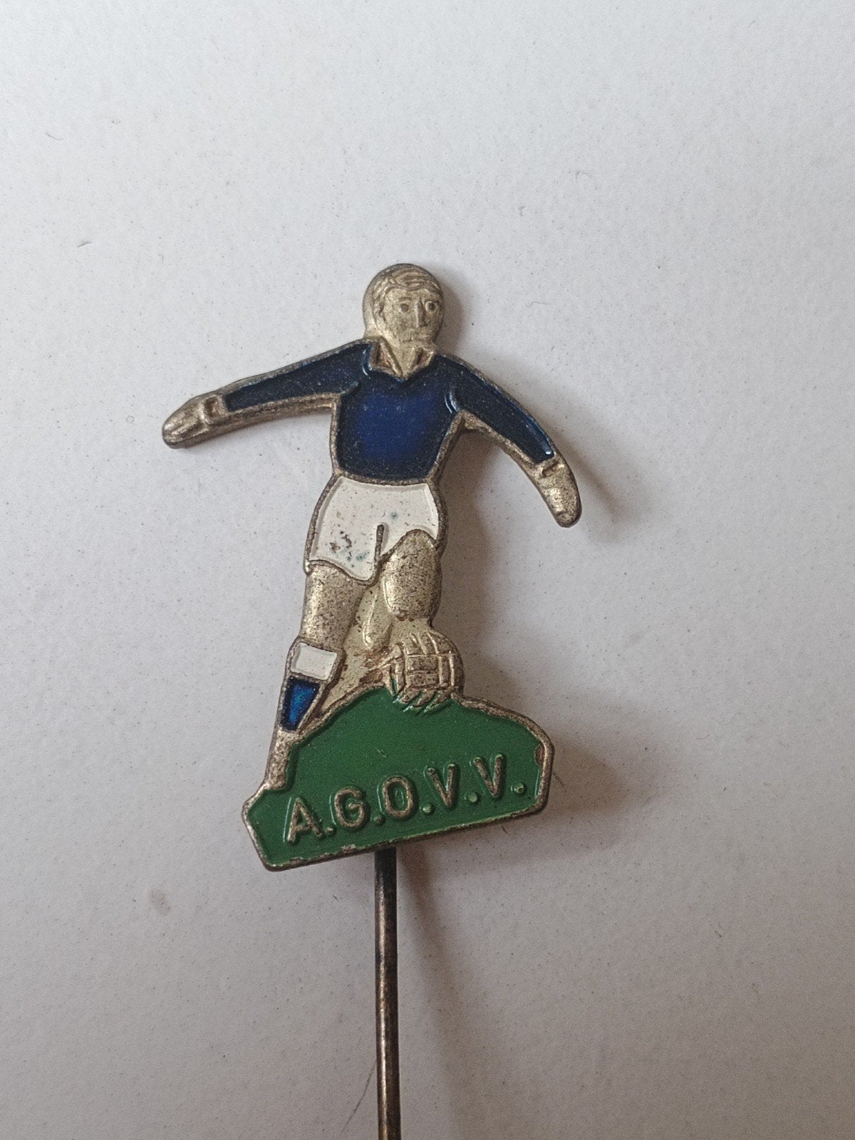 Oud voetbal speldje A.G.O.V.V. Apeldoorn, Ophalen of Verzenden, Sport
