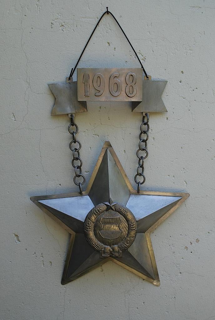 Medaille voor Uitstekende Arbeid 65 cm Wapenschild 1968, Antiek en Kunst, Curiosa en Brocante, Ophalen of Verzenden