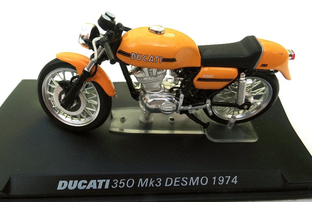 Ducati  schaal schaal  1:24 desmo mark3, Ophalen of Verzenden, Zo goed als nieuw