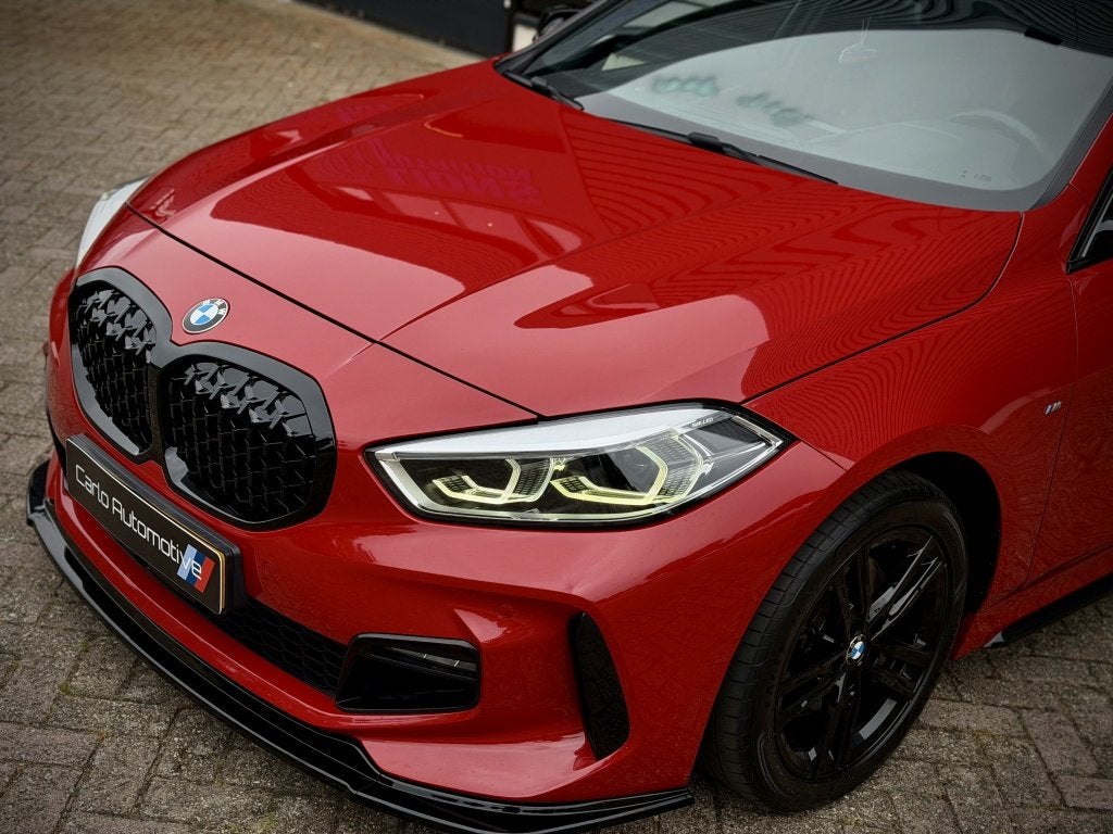 BMW 1-serie 118i M-PERF. M135 PANO|SCHAALSTOEL|HK|HUD|ACC, Gebruikt, 3 cilinders, Automatische klimaatregeling, 695 kg