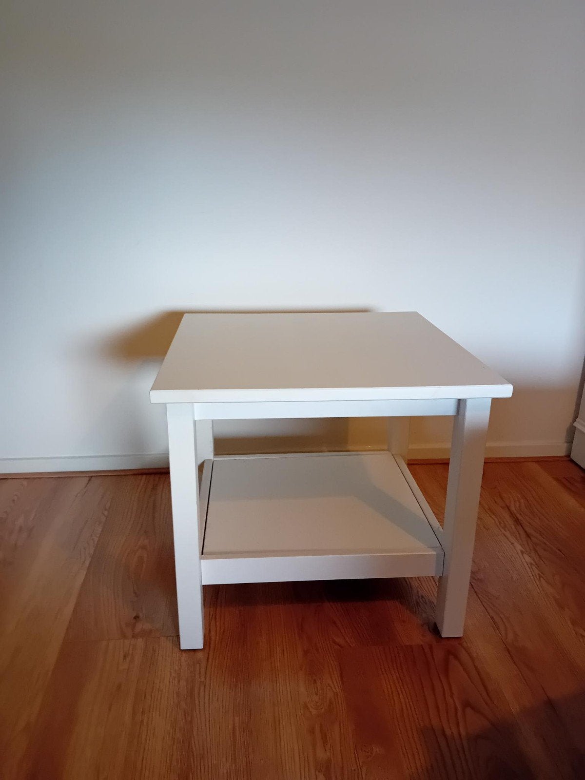 IKEA HEMNES Bijzettafel Wit 55x55 cm met onderplank, Gebruikt, Vierkant, 55 tot 75 cm, Modern