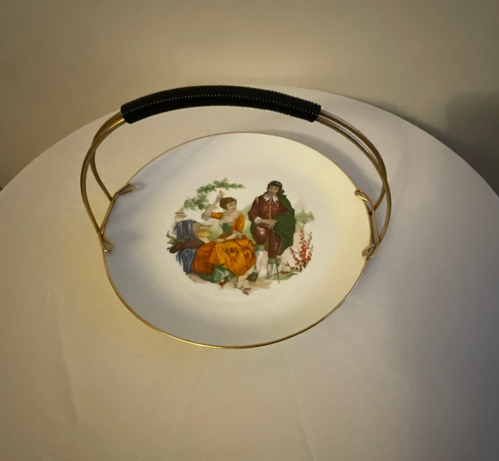 Serveerschaal van LIMOGES met een romantisch tafereel, Antiek en Kunst, Antiek | Schalen, Ophalen