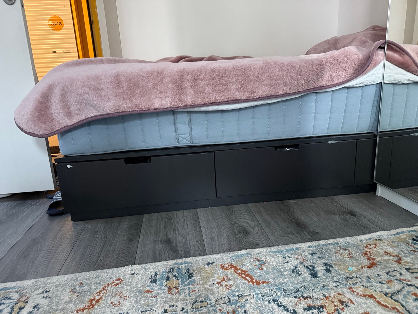 IKEA bed 180x200 cm met opberglades, matras en topper, Huis en Inrichting, Zwart, Tweepersoons, Ophalen of Verzenden, Zo goed als nieuw
