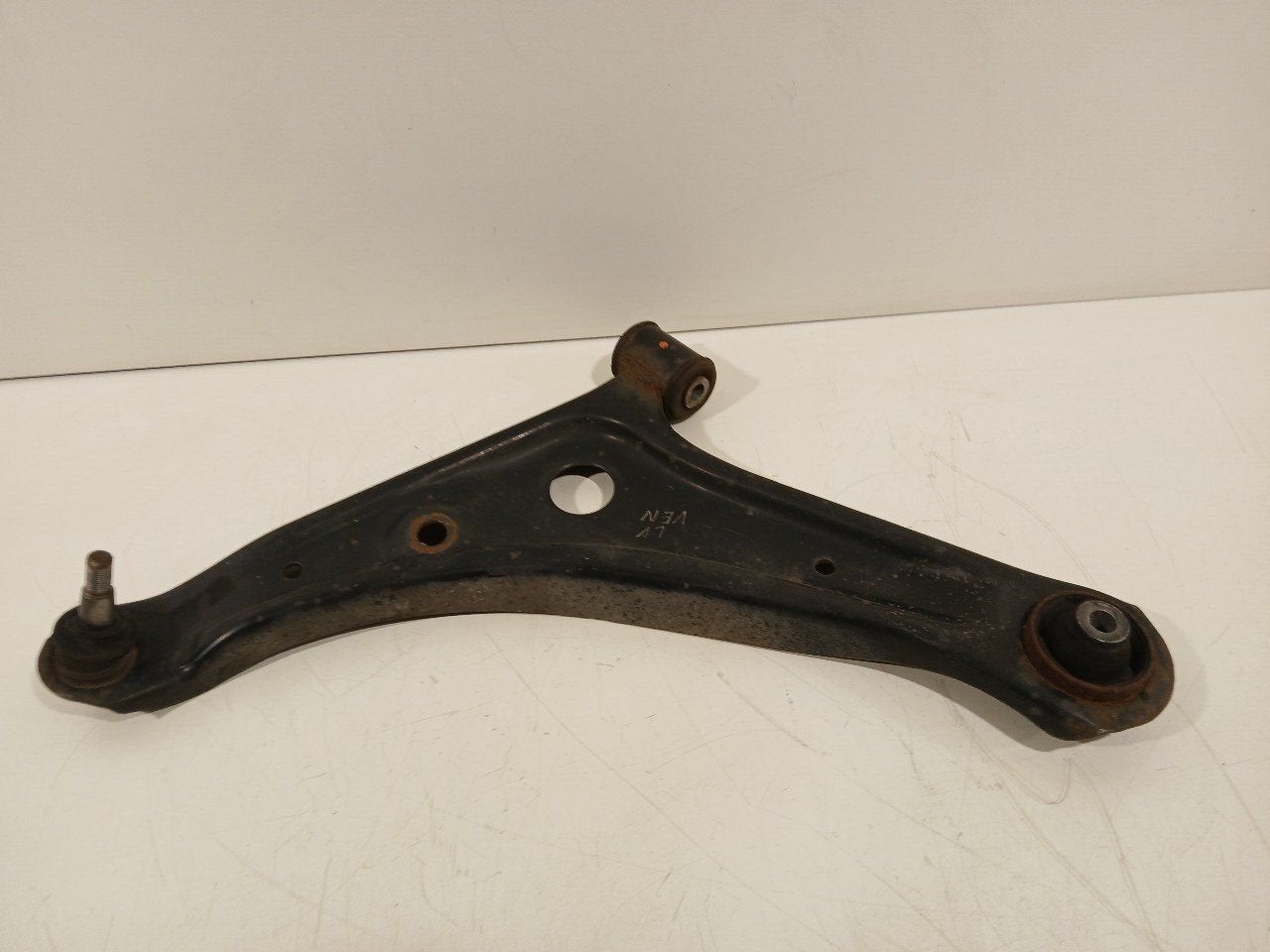 Draagarm links voor Mitsubishi Space Star, Onderdelen@venauto.nl, Van der Ven Autorecycling B.V., Gebruikt, Ettenseweg 76, 4706 PB Roosendaal, The Netherlands