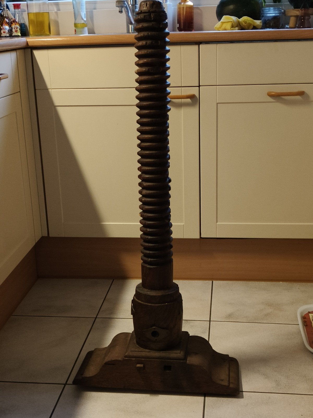 GROOT HOUTEN OBJECT, ANTIEK, DRAAIT., Ophalen
