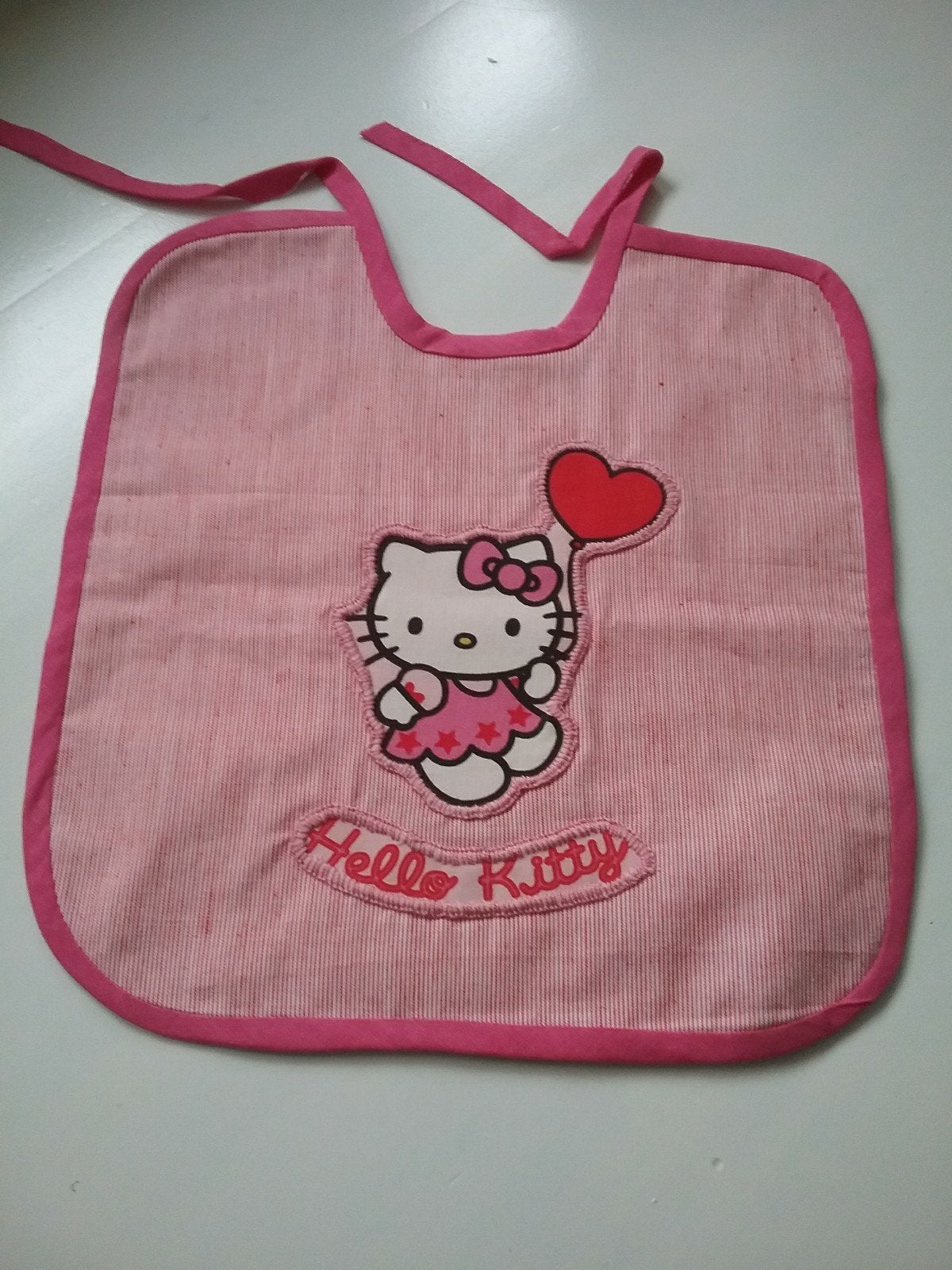 "HELLO KITTY" kinderslab, homemade, Kinderen en Baby's, Kinderspulletjes, Ophalen of Verzenden, Nieuw