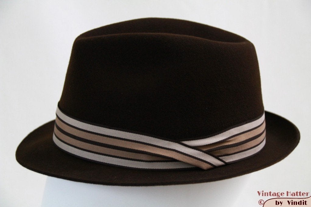 Gleufhoed Trilby Mayser bruin 57-58 nieuw gratis verzenden, Nieuw, Ophalen of Verzenden, 57 cm (M, 7⅛ inch) of minder, Hoed