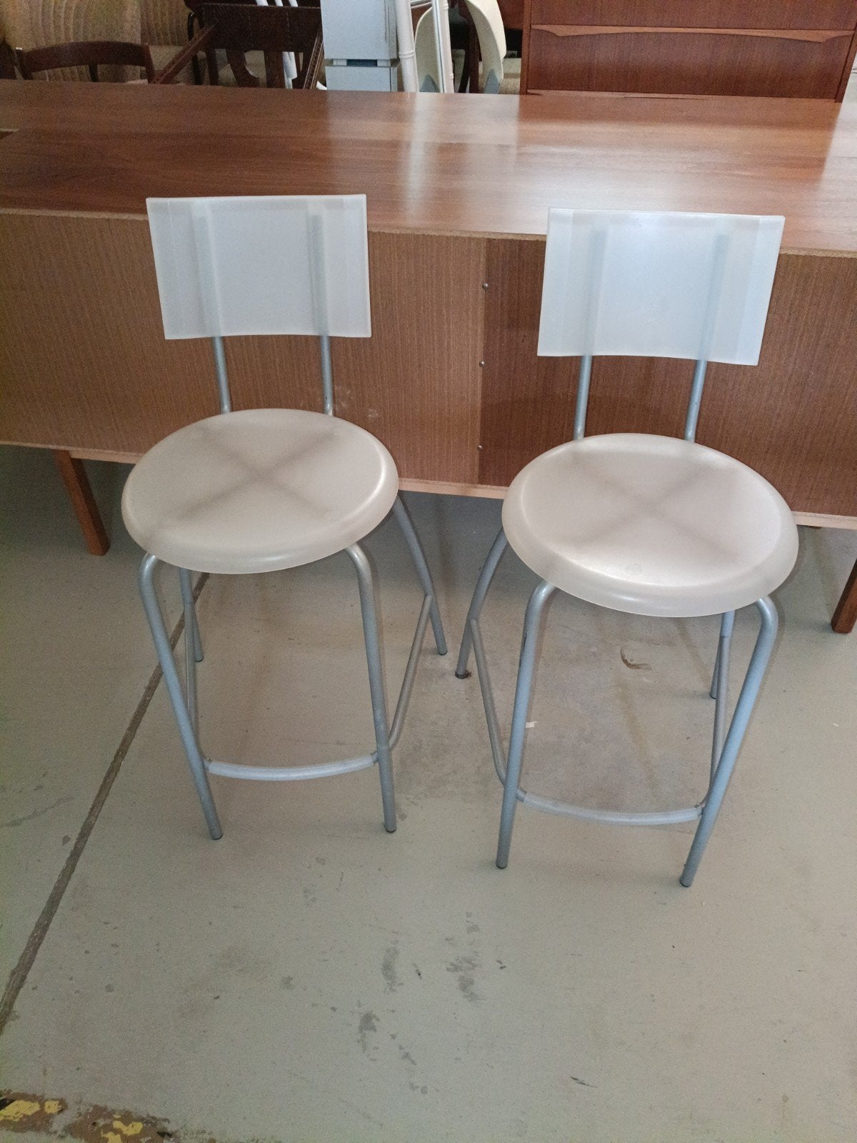 Set van 2 barkrukken met rugleuning, Huis en Inrichting, Barkrukken, Ophalen, Gebruikt, Met voetsteun, 60 tot 90 cm